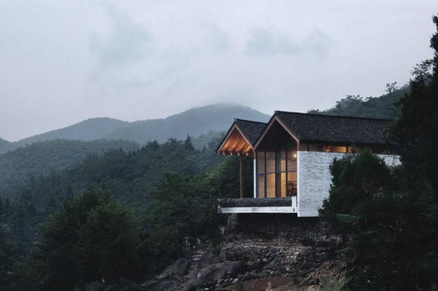 Сучасний будинок на вершині гори в Китаї
